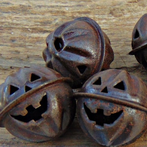 25 Metal Pumpkin Bells ~  Vintage rustic Rusty ~ Dark Antique Copper finish 1" High w/ loop ~ Halloween Jack o Lantern ~ w/ and w/o clappers