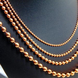 Juego de collar de 4 cadenas de bolas de cobre. Todas de 24" de largo. El tamaño de las bolas aumenta de 2,4 mm a 3,2 mm, a 4,5 mm y a 6,3 mm. Producto de EE. UU. 99,97 % puro. Sin níquel. imagen 3