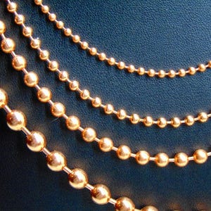 Juego de collar de 4 cadenas de bolas de cobre. Todas de 24" de largo. El tamaño de las bolas aumenta de 2,4 mm a 3,2 mm, a 4,5 mm y a 6,3 mm. Producto de EE. UU. 99,97 % puro. Sin níquel. imagen 2