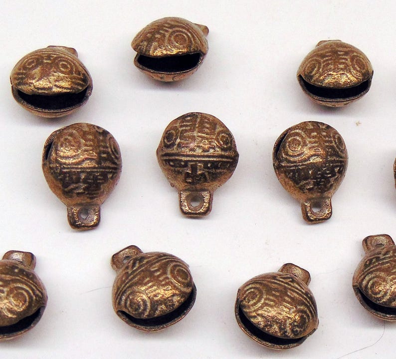 Campanas de latón macizo (6 piezas, 20 mm de ancho) ~ Resistentes ~ 2,5 cm de alto ~ ¡Excelente sonido! Estilo tibetano ~ Forma de concha con cara de tigre en relieve. imagen 1