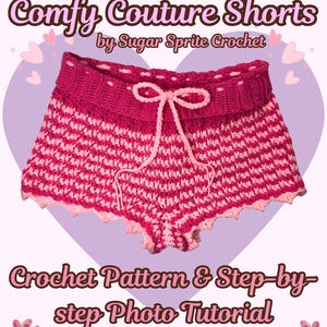 Op de afbeelding: Gehaakte shorts met een roze en donkerroze textuurpatroon, een lichtroze trekkoord met strik in de taille en een geschulpte zoom. De tekst luidt The Comfy Couture Shorts by Sugar Sprite Crochet Crochet Pattern & Step-by-step Photo Tutorial.