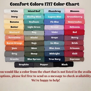 K&ouml;nnte beinhalten: Eine Farbkarte mit dem Titel "Comfort Colors 1717 Color Chart" zeigt eine Vielzahl von Stofffarben. Zu den Farben geh&ouml;ren Wei&szlig;, Elfenbein, Banane, Butter, Senf, Terrakotta, gebranntes Orange, Yam, Grau und Granit. Weitere Farben sind ebenfalls abgebildet.