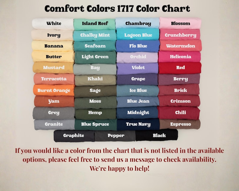 K&ouml;nnte beinhalten: Eine Farbkarte mit dem Titel "Comfort Colors 1717 Color Chart" zeigt eine Vielzahl von Stofffarben. Zu den Farben geh&ouml;ren Wei&szlig;, Elfenbein, Banane, Butter, Senf, Terrakotta, gebranntes Orange, Yam, Grau und Granit. Weitere Farben sind ebenfalls abgebildet.