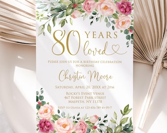 Peut inclure: Une invitation blanche avec du texte doré et des motifs floraux. Le texte indique "80 ans aimés" et invite à une fête d'anniversaire. La carte est ornée de roses roses et bordeaux et de feuillage vert.