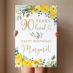 Letrero de bienvenida de cumpleaños amarillo IMPRESO y ENVIADO, 90 años de amor, letrero floral para el 90.° cumpleaños, tablero de espuma, oro falso, P43-1