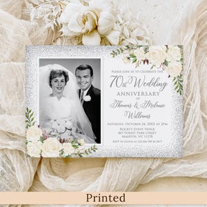 Faire-part 70e anniversaire floral blanc imprimé ou numérique avec photo, invitation d'anniversaire de mariage en argent, argent synthétique, PW598-4
