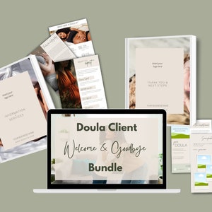以下が含まれることがあります： 「Doula Client Welcome & Goodbye Bundle」というテキストが表示されたラップトップの画面。画面には、ドゥーラとクライアントの写真が表示されています。ラップトップは、「Information Services」というタイトルの本、「Thank You & Next Steps」というタイトルの本、およびいくつかの印刷可能なワークシートなど、さまざまな印刷物で囲まれています。