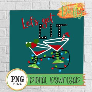 以下が含まれることがあります： クリスマスをテーマにしたデジタルダウンロード「Let's get lit」で、赤い液体が入ったマティーニグラスが3つと、その周りにクリスマスライトの紐が巻かれています。