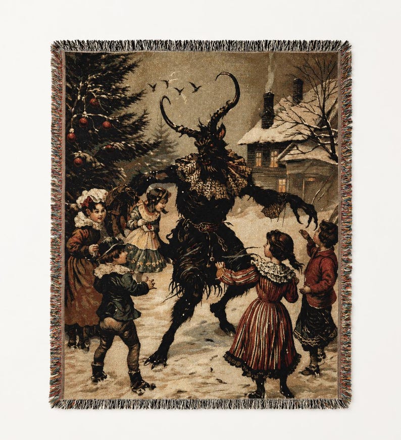 Może przedstawiać: Tkany koc z ilustracją vintage Krampusa, rogatej postaci, otoczonej przez dzieci w zaśnieżonej zimowej scenerii. Grafika ma klasyczną, antyczną estetykę z frędzlami.