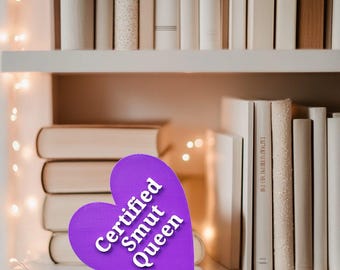 Certified Smut Queen Heart Shelf Sign – Custom Colour Bookish Decor – 3D Printed Romance Reader Gift – Spicy Book Nook Accessory for Smut