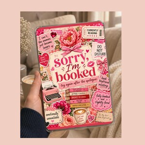 Puede incluir: Una funda rosa y transparente para tableta con un diseño de collage. El diseño incluye el texto "Sorry, I'm booked" con acentos florales y de corazón. Otro texto incluye "Do Not Disturb" y "Try again after the epilogue."