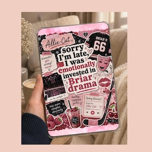 Könnte beinhalten: Eine rosa-schwarze Tablet-Hülle mit einem Collage-Design. Die Hülle zeigt den Text "Allie-Cat", "Sorry I'm late, I was emotionally invested in Briar drama" und andere Sätze. Enthält einen Hockeyschläger und ein Trikot.