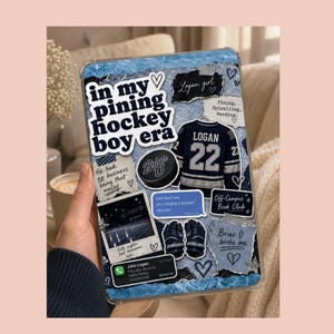 Könnte beinhalten: Transparente Tablet-Hülle mit Collage-Design. Das Design enthält Text mit der Aufschrift "in my pining hockey boy era", ein Hockey-Trikot mit "Logan 22", einen Hockeypuck sowie weitere Texte und Grafiken. Die Hülle wird von einer Hand gehalten.