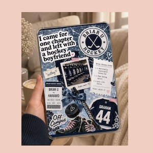 Peut inclure: Coque de téléphone transparente avec un design de collage comprenant des éléments liés au hockey. Comprend le texte : « Je suis venu pour un chapitre et je suis reparti avec un petit ami de hockey ». Comprend également un maillot de hockey, des patins et un palet.