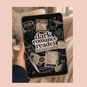 Op de afbeelding: Een doorzichtige tablet hoes met een collage ontwerp. Het ontwerp bevat de woorden "dark romance reader", zwarte rozen, een dolk en een masker. Tekstelementen bevatten zinnen als "red flags" en "morally grey?"
