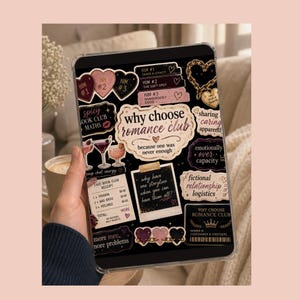 Könnte beinhalten: Ein Tablet mit einer transparenten Hülle, die verschiedene Aufkleber zeigt. Die Aufkleber zeigen Herzen, Cocktailgläser und Text wie "Why Choose Romance Club" und "Fake Book Club Receipt". Das Farbschema ist hauptsächlich Schwarz, Weiß und Rosa.