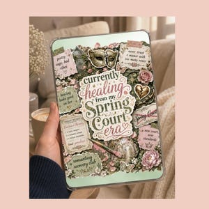 Peut inclure: Une coque de tablette décorative avec un design floral et vintage. La coque présente le texte "currently healing from my Spring Court era" et d'autres phrases comme "pretty cage, bad vibes" et "healing looks good on her."