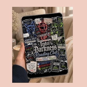 Op de afbeelding: Een doorzichtige tablethoes met een zwarte achtergrond en een collage van neonkleurige afbeeldingen, waaronder een schedel, een helm, een masker en de tekst "Caught Up Into Darkness Reading Club" samen met diverse andere zinnen en boekiconen.