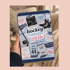 Könnte beinhalten: Eine transparente Tablet-Hülle mit einem Collage-Design. Das Design umfasst Hockeyschuhe, ein Trikot mit dem Namen "Graham" und der Nummer 44 sowie verschiedene Aufkleber mit Sätzen wie "puck bunny?" und "fake dating."