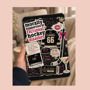 Könnte beinhalten: Schwarze Tablet-Hülle mit einem Collage-Design. Sie zeigt den Text "morally supportive of fictional hockey disasters" und Grafiken eines Hockey-Trikots, Lippenstifts und eines Martinis. Die Hülle hat einen transparenten Rand.
