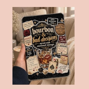 以下が含まれることがあります： 黒い背景にウイスキーグラス、トランプ、サイコロ、そして「Bourbon & Bad Decisions served with emotional damage」というテキストやその他のフレーズが描かれたグラフィックデザインの透明なタブレットケース。