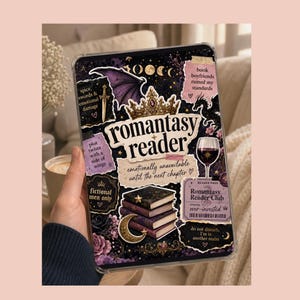 Könnte beinhalten: Eine transparente Tablet-Hülle mit dunklem Hintergrund und dem Schriftzug "Romantasy Reader". Die Hülle zeigt Illustrationen von Büchern, einem Weinglas, einer Krone und anderen Fantasy-Elementen. Der Text enthält "emotionally unavailable" und "do not disturb".