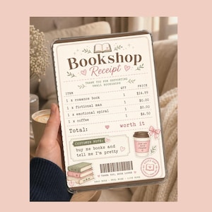 Op de afbeelding: Een doorzichtige tablet hoes met een "Boekwinkel Bon" ontwerp. De bon bevat items zoals een romantisch boek en koffie. Tekst bevat "koop boeken voor me en zeg dat ik mooi ben" en "Nog een hoofdstuk".