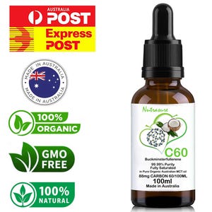 Op de afbeelding: Een bruine glazen fles met een druppelaar die C60 Buckminsterfullerene in MCT-olie bevat. Het flesjetiket is wit met groene accenten en bevat de tekst "Nutrasure C60" en "99,99% Zuiverheid Volledig verzadigd in pure biologische Australische MCT-olie 88 mg KOOLSTOF 60/100 ml 100 ml Gemaakt in Australië".