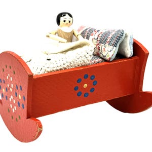 手描きの赤いドールハウスのロッキングベビーベッド/ベビーベッド。(A30)