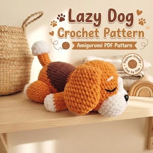 Könnte beinhalten: Ein gehäkelter Amigurumi-Hund aus orangefarbenem, braunem und weißem Garn mit weißer Schwanzspitze und geschlossenen Augen. Der Text Lazy Dog Crochet Pattern Amigurumi PDF Pattern und Beginner Friendly Step-by-Step steht über dem Hund.