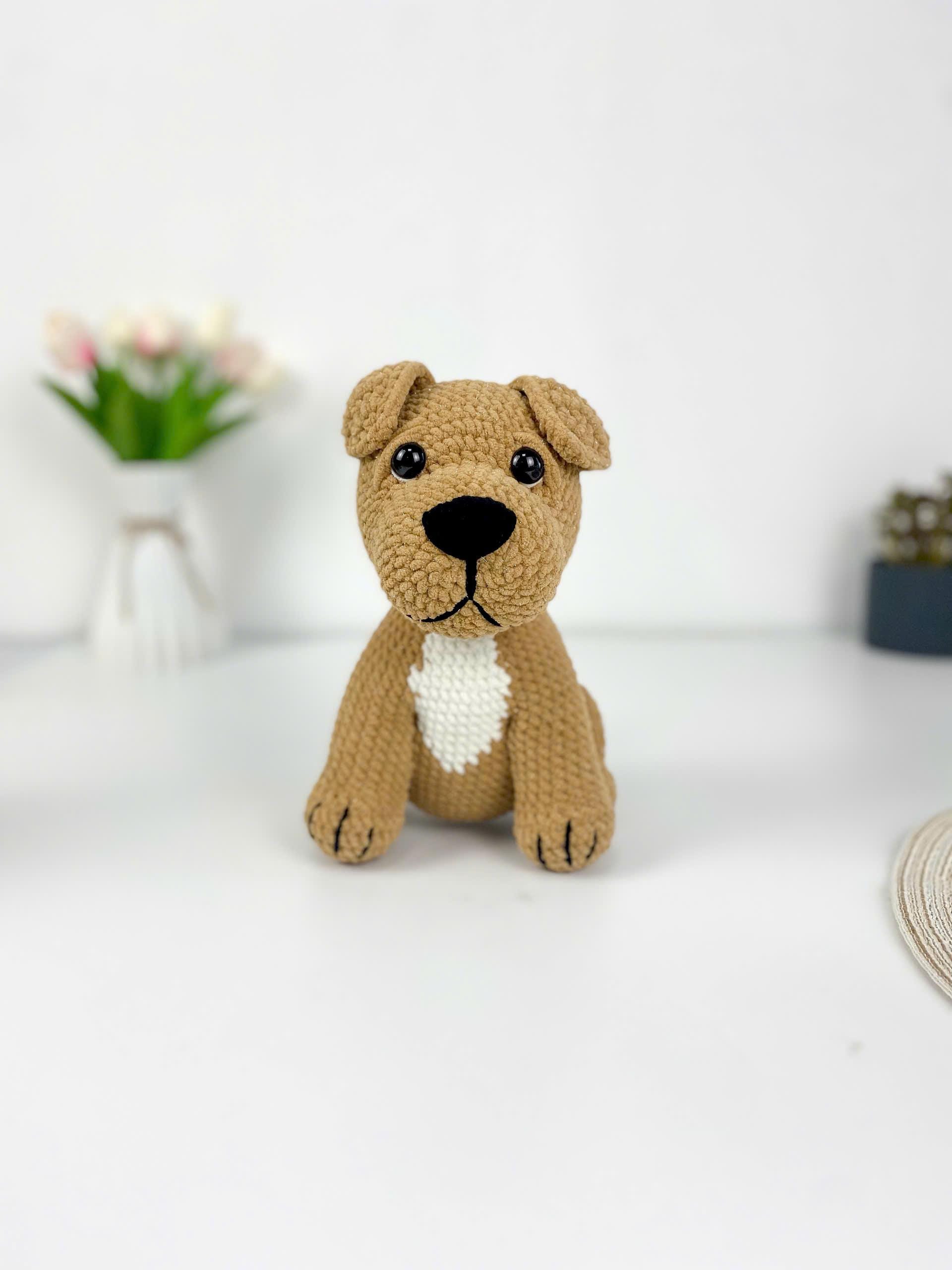 かぎ針編みのクリームピットブルパターン：あみぐるみ犬、初心者向け 