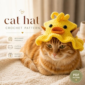 Op de afbeelding: Een haakpatroon voor een kattenmuts in de vorm van een felgele eend met een klein kuifje, zwarte ogen en een oranje snavel. De tekst luidt cat hat CROCHET PATTERN, BEGINNER FRIENDLY, CUTE & KAWAII, PERFECT DIY GIFT, en PDF PATTERN.