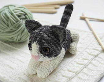猫の編みぐるみ編み図（PDF） - グレーと白のストライプ模様の子猫の