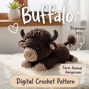 Op de afbeelding: Een bruin en beige gehaakt buffel amigurumi speelgoed met donkere ogen en hoorns. De afbeelding bevat tekst met de woorden Buffalo, Beginner PDF!, Farm Animal Amigurumi en Digital Crochet Pattern, samen met decoratieve hart- en bladiconen.