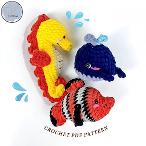 Puede incluir: Patrón de crochet para un caballito de mar amarillo y rojo, una ballena azul y un pez naranja y negro. El patrón está disponible para descargar en PDF. "CROCHET PDF PATTERN" está escrito en la parte inferior de la imagen.