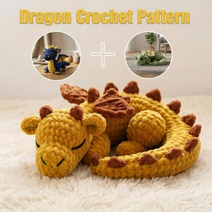 Könnte beinhalten: Ein Drachen-Häkelmuster mit einem großen, senfgelben Plüschdrachen mit braunen Stacheln und Flügeln. Zwei kreisförmige Einsätze zeigen einen kleineren blau-gelben Drachen und einen grünen Drachen. Der Text Dragon Crochet Pattern steht oben.