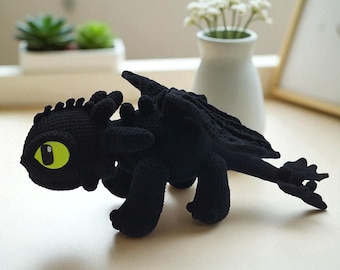 Patrón de crochet del dragón desdentado: Peluche amigurumi Furia Nocturna (Descarga PDF)