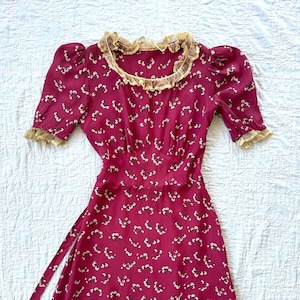 Vintage 1930er 1940er Jahre Rotes Kaltes Rayon Blumendruck Rüschen Art Deco Tageskleid XS S