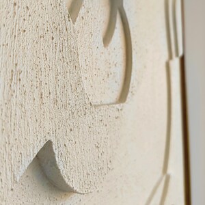 Makroaufnahme der strukturierten Oberfläche eines abstrakten 3D Wandreliefs aus CNC-gefrästem MDF, mehrfach beschichtet mit hochwertigem Putzgrund in Cremeweiß. Die natürliche Haptik und Tiefe des Materials sind deutlich sichtbar und unterstreichen die handwerkliche Qualität des Designs. Teil des Wandbilds im Format 76 x 56 x 2 cm mit geöltem Eichenholzrahmen – moderne Wanddeko für Wohnzimmer, Büro oder Flur im minimalistischen Japandi-Stil.