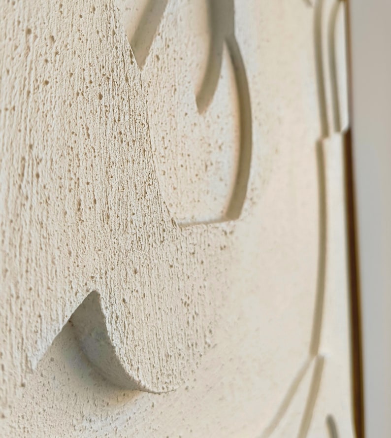 Makroaufnahme der strukturierten Oberfläche eines abstrakten 3D Wandreliefs aus CNC-gefrästem MDF, mehrfach beschichtet mit hochwertigem Putzgrund in Cremeweiß. Die natürliche Haptik und Tiefe des Materials sind deutlich sichtbar und unterstreichen die handwerkliche Qualität des Designs. Teil des Wandbilds im Format 76 x 56 x 2 cm mit geöltem Eichenholzrahmen – moderne Wanddeko für Wohnzimmer, Büro oder Flur im minimalistischen Japandi-Stil.