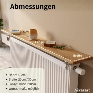 Ein hölzernes Heizkörperregal liegt auf einem weißen Heizkörper vor einer beigen Wand. Infoboxen im Bild zeigen die Maße des abgebildeten Brettes: 30 cm Tiefe, 1,9 cm Holzdicke und eine wählbare Länge von 30 bis 200 cm. Ein Banner oben informiert: "In 20 & 30cm Tiefe verfügbar – jetzt im Shop entdecken." Logo: Aikasart.
