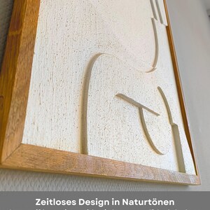 Detailansicht eines abstrakten 3D Wandreliefs im Format 76 x 56 x 2 cm mit handgeöltem Eichenholzrahmen. Die cremeweiße, strukturierte Oberfläche aus CNC-gefrästem MDF schafft Tiefe und moderne Eleganz. Das zeitlose Design in Naturtönen kombiniert warme Holzoptik mit minimalistischer Wandkunst – ideal als hochwertige Wanddeko im Wohnzimmer, Flur oder Büro. Perfekt für Japandi-, Skandi- oder modernes Interior Design.