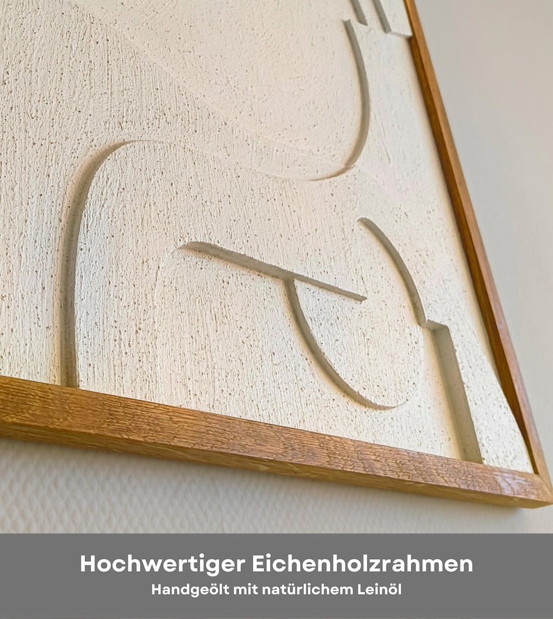 Detailaufnahme des hochwertigen Eichenholzrahmens eines abstrakten 3D Wandreliefs im Format 76 x 56 x 2 cm. Der massive Rahmen wurde von Hand mit natürlichem Leinöl geölt und bringt die warme Holzmaserung perfekt zur Geltung. Das Wandbild besteht aus CNC-gefrästem MDF mit strukturierter Oberfläche in Cremeweiß. Ideal als Wanddeko für Wohnzimmer, Büro oder Flur im Japandi- oder minimalistischen Stil – handgefertigt mit Liebe zum Detail.