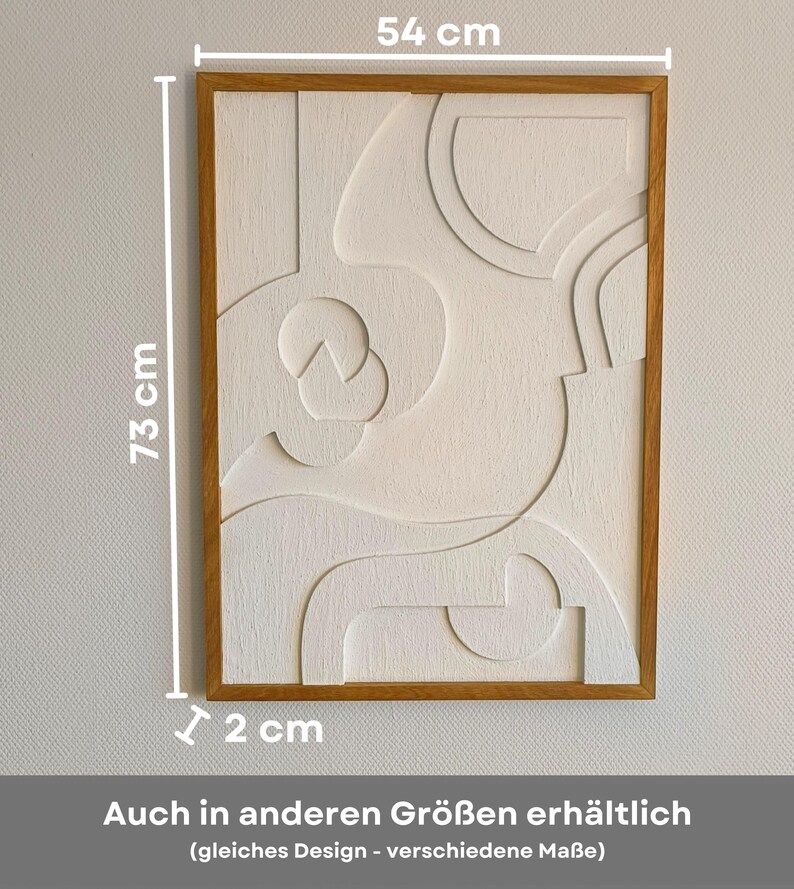 Abstraktes Wandrelief mit geöltem Eichenholzrahmen im Format 73 x 54 x 2 cm – auch in weiteren Größen mit identischem Design erhältlich. Gefertigt aus CNC-gefrästem MDF mit strukturierter Oberfläche in Cremeweiß, verbindet das 3D Wandbild minimalistisches Design mit natürlicher Ästhetik. Ideal als moderne Wanddeko für Wohnzimmer, Flur oder Büro im Japandi-, Skandi- oder modernen Stil. Hochwertige Handarbeit und vielseitig kombinierbar.