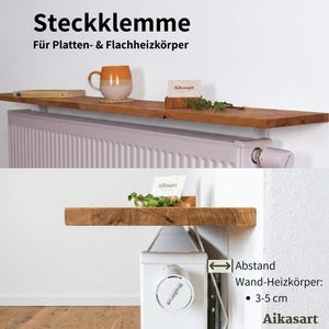 Produktgrafik für ein DIY Eichenholz-Heizungsbrett mit Steckklemme für Flachheizkörper. Die obere Hälfte zeigt das schmale Regalboard im Einsatz mit einer Tasse und Visitenkartenhalter. Die untere technische Zeichnung erklärt die Montage hinter dem Heizkörper. Wichtiger Hinweis zum Wand-Heizung-Abstand: Das System benötigt mindestens 3 cm und maximal 5 cm Platz zur Wand, um stabilen Halt zu garantieren. Klarer Fokus auf einfache Montage ohne Bohren.