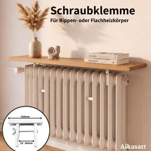 Infografik für ein Heizungsregal aus Eichenholz mit Schraubklemme, ideal für Rippenheizkörper. Das Hauptbild zeigt das montierte Holzbrett in einer wohnlichen Umgebung mit Deko und Spiegel. Eine Detailgrafik unten links verdeutlicht die Maße der weißen Metallklemme (150mm Breite, 10-60mm Klemmbereich). Texthinweise betonen die sichere Verschraubung und die Eignung für verschiedene Heizungstypen. Das Logo von Aikasart ist dezent im Eck platziert.