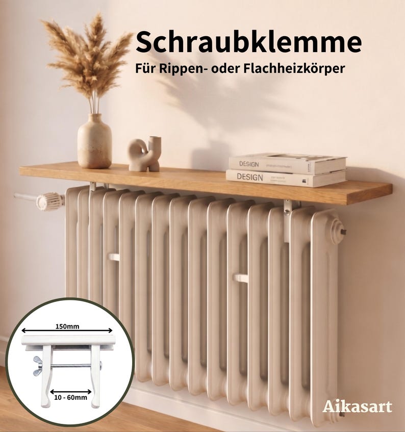 Infografik für ein Heizungsregal aus Eichenholz mit Schraubklemme, ideal für Rippenheizkörper. Das Hauptbild zeigt das montierte Holzbrett in einer wohnlichen Umgebung mit Deko und Spiegel. Eine Detailgrafik unten links verdeutlicht die Maße der weißen Metallklemme (150mm Breite, 10-60mm Klemmbereich). Texthinweise betonen die sichere Verschraubung und die Eignung für verschiedene Heizungstypen. Das Logo von Aikasart ist dezent im Eck platziert.