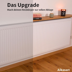 Könnte beinhalten: Zwei weiße Heizkörper sind vor einer weißen Wand zu sehen, mit dem Text "Das Upgrade" oben. Ein Holzregal enthält Bücher, ein kleines Glas und eine brennende Kerze. Der Boden besteht aus Holzbrettern.