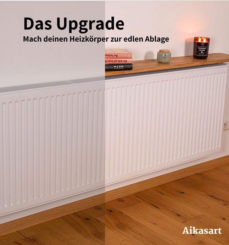 Könnte beinhalten: Zwei weiße Heizkörper sind vor einer weißen Wand zu sehen, mit dem Text "Das Upgrade" oben. Ein Holzregal enthält Bücher, ein kleines Glas und eine brennende Kerze. Der Boden besteht aus Holzbrettern.