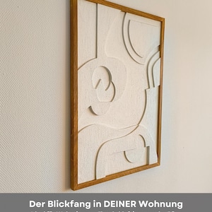 Abstraktes Wandbild in 76 x 56 x 2 cm, handgefertigt aus CNC-gefrästem MDF mit strukturierter Oberfläche in Cremeweiß, eingefasst in einen geölten Eichenholzrahmen. Die seitliche Perspektive zeigt die Tiefe und hochwertige Verarbeitung dieses modernen 3D Wandreliefs. Ideal als Blickfang in Wohnzimmer, Flur, Schlafzimmer oder Büro – minimalistisches Design trifft auf natürliche Materialien für stilvolle Wandgestaltung im Japandi- oder Skandi-Stil.